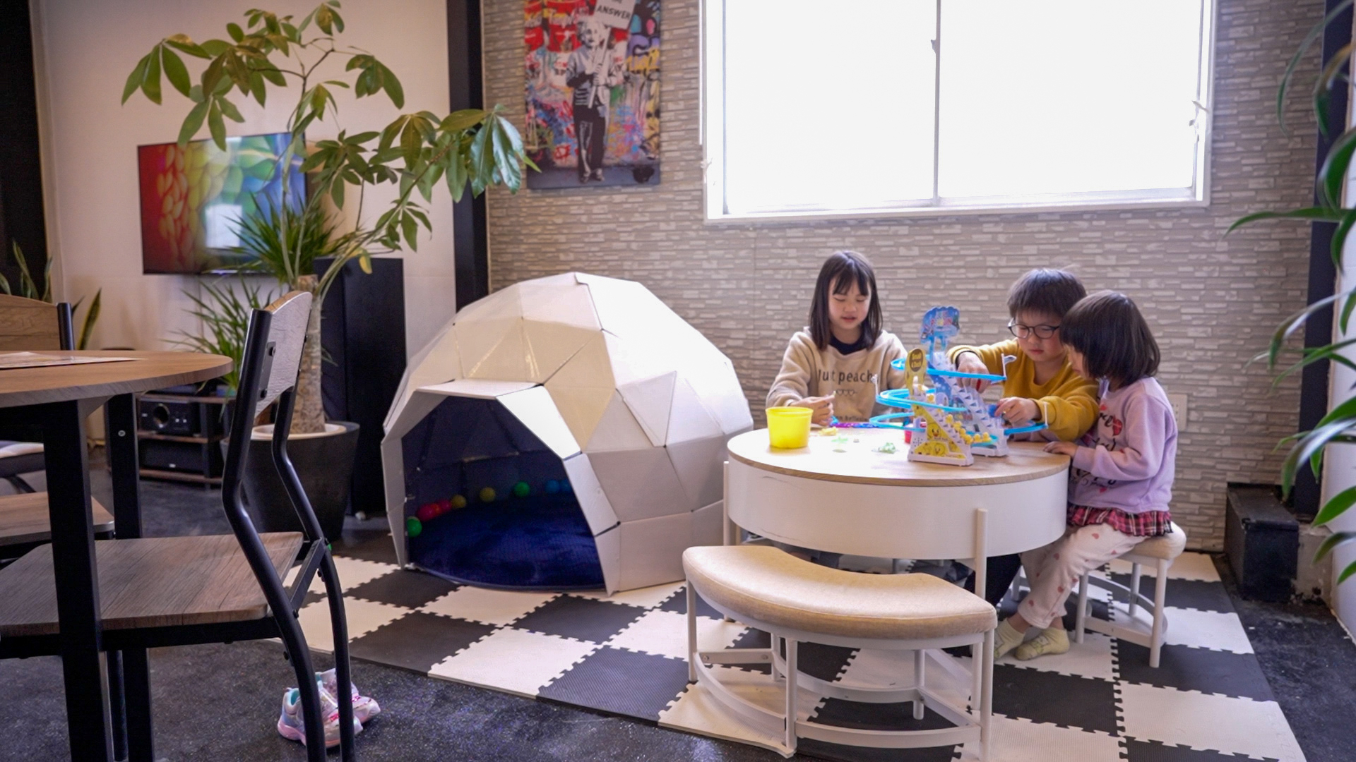 ご家族でもご来店いただきやすいアットホームな雰囲気とキッズスペース